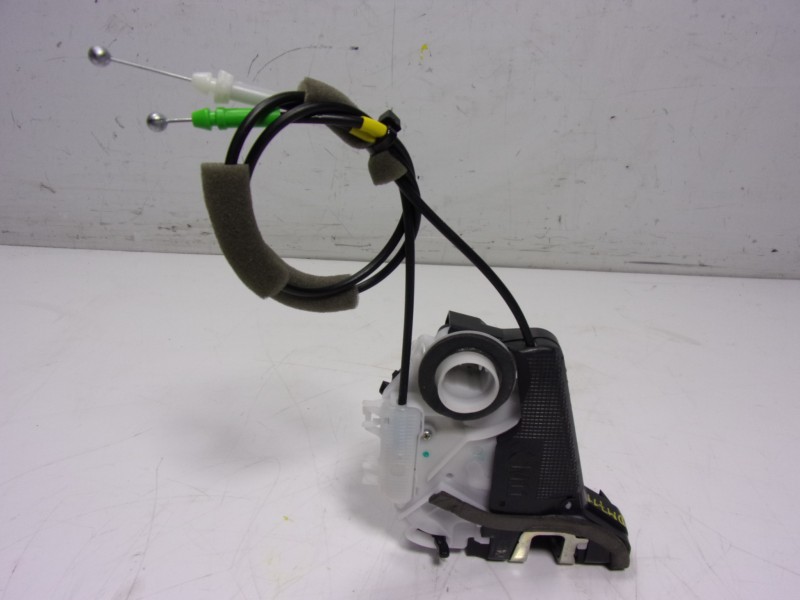 Recambio de cerradura puerta trasera derecha para toyota yaris 1.5 vvti hev referencia OEM IAM  M7314450M6 