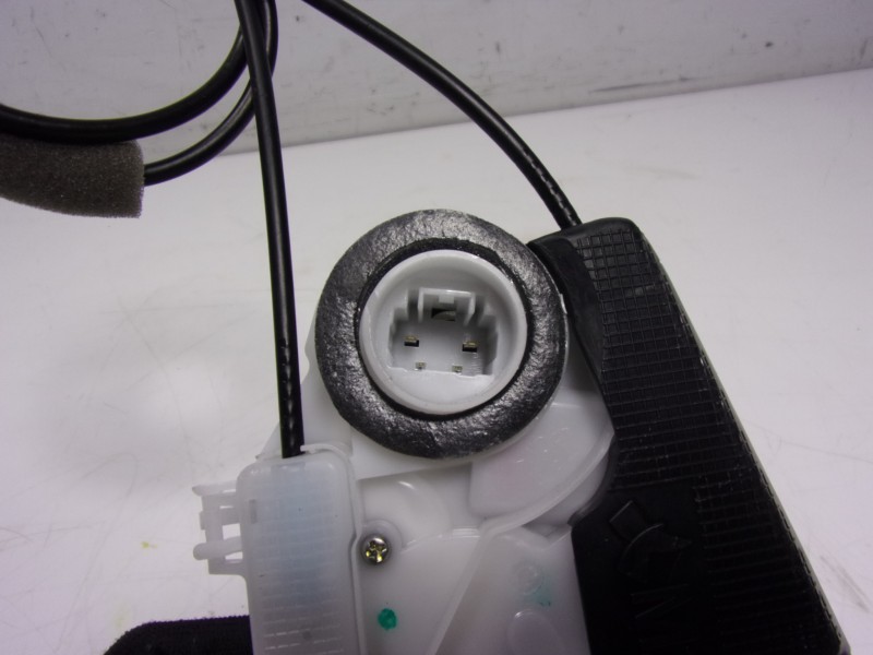 Recambio de cerradura puerta trasera derecha para toyota yaris 1.5 vvti hev referencia OEM IAM  M7314450M6 