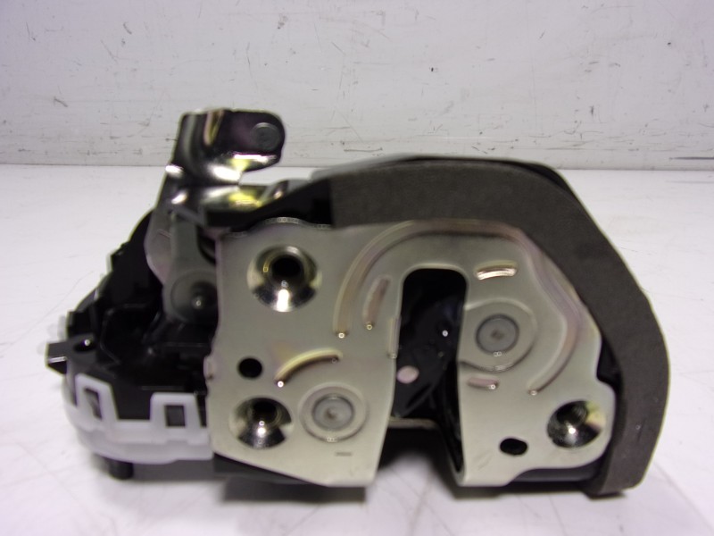 Recambio de cerradura puerta trasera izquierda para toyota yaris 1.5 vvti hev referencia OEM IAM  M7314460M6 