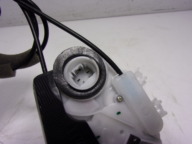 Recambio de cerradura puerta trasera izquierda para toyota yaris 1.5 vvti hev referencia OEM IAM  M7314460M6 