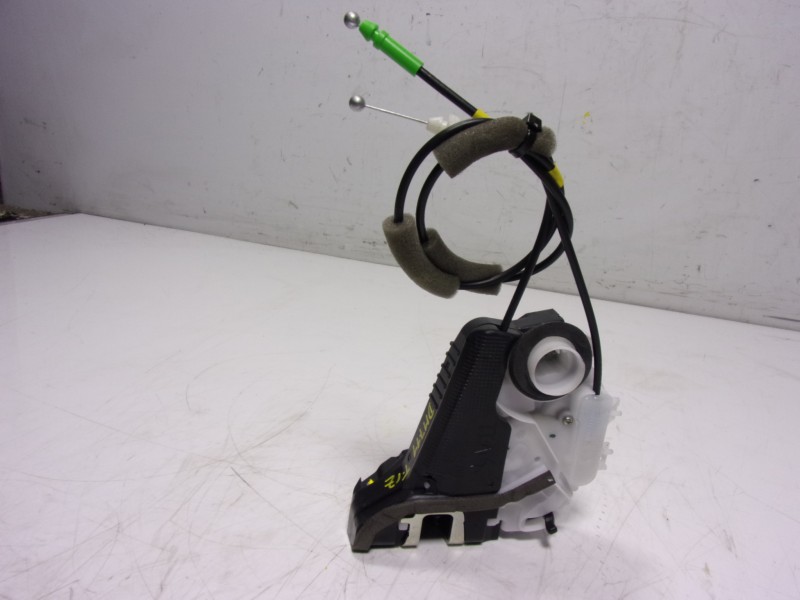 Recambio de cerradura puerta trasera izquierda para toyota yaris 1.5 vvti hev referencia OEM IAM  M7314460M6 