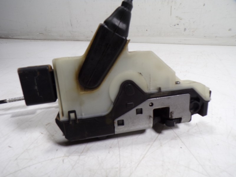 Recambio de cerradura puerta delantera derecha para peugeot 208 1.2 12v vti referencia OEM IAM 9812500780 9812500780 