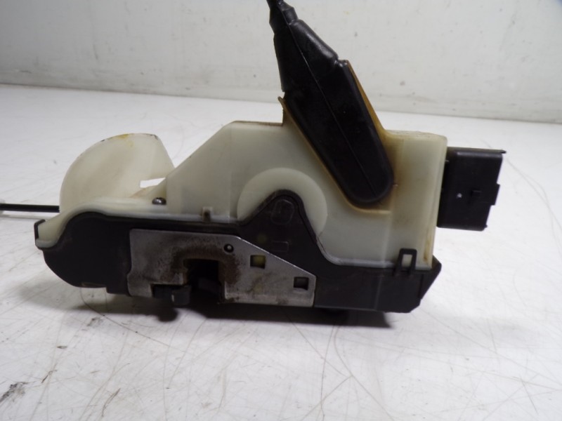 Recambio de cerradura puerta delantera izquierda para peugeot 208 1.2 12v vti referencia OEM IAM 9812500880 9812500880 
