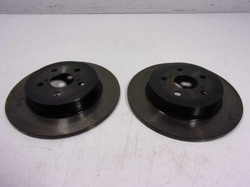Recambio de disco freno trasero para toyota yaris 1.5 vvti hev referencia OEM IAM   