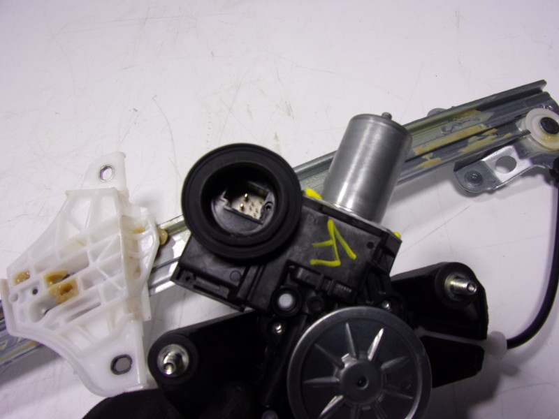 Recambio de elevalunas delantero derecho para toyota yaris 1.5 vvti hev referencia OEM IAM   