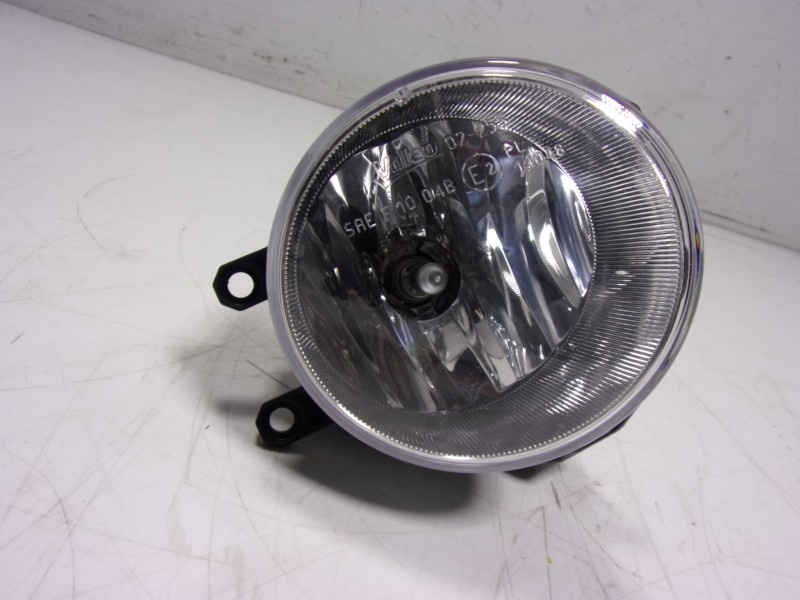 Recambio de faro antiniebla derecho para toyota yaris 1.5 vvti hev referencia OEM IAM  90068409 