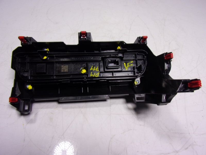 Recambio de mando climatizador para toyota yaris 1.5 vvti hev referencia OEM IAM  559000DN40 