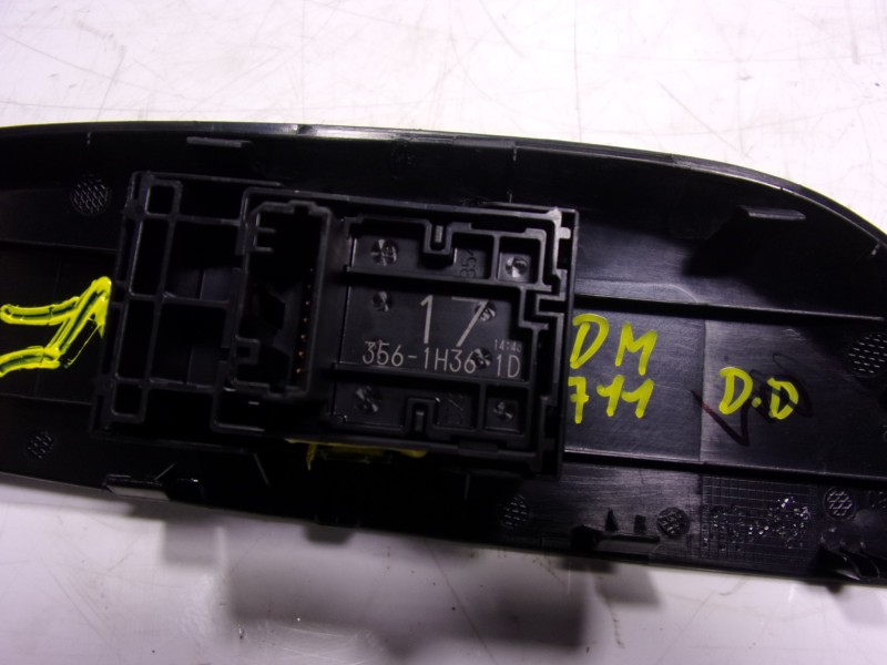 Recambio de mando elevalunas delantero derecho para toyota yaris 1.5 vvti hev referencia OEM IAM  3561H361D 