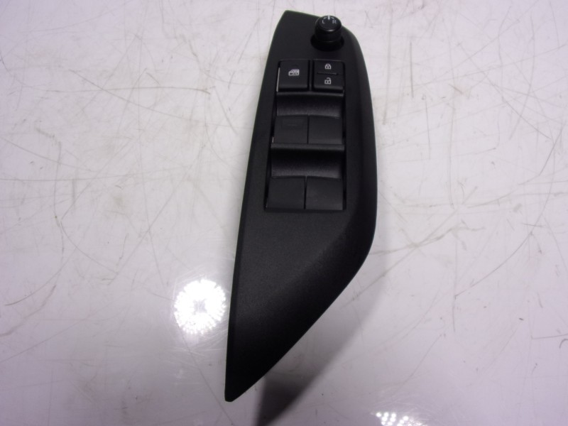 Recambio de mando elevalunas delantero izquierdo para toyota yaris 1.5 vvti hev referencia OEM IAM  840400D020 