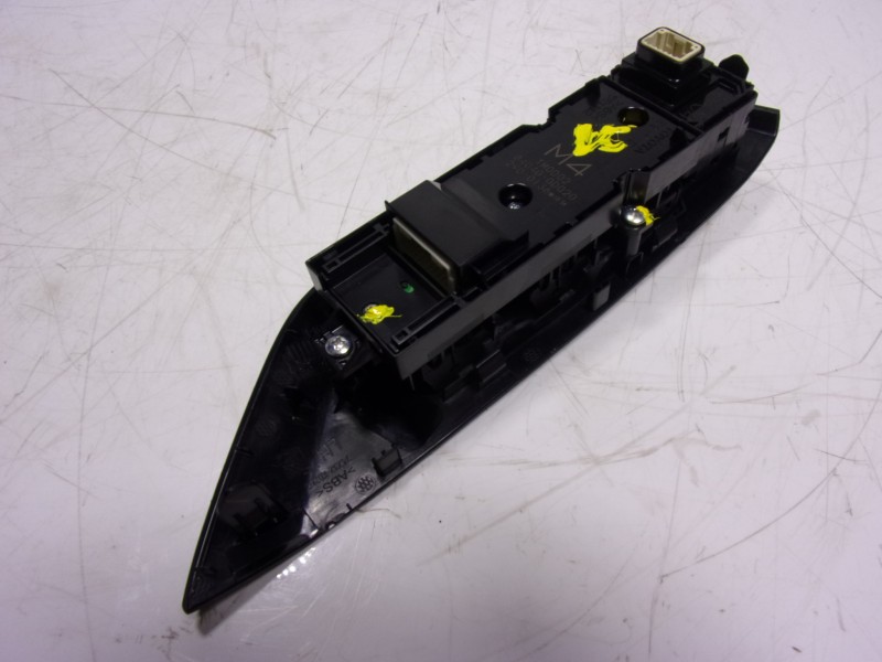 Recambio de mando elevalunas delantero izquierdo para toyota yaris 1.5 vvti hev referencia OEM IAM  840400D020 