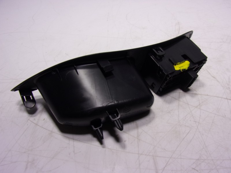 Recambio de mando elevalunas trasero izquierdo para toyota yaris 1.5 vvti hev referencia OEM IAM  3561H361D 