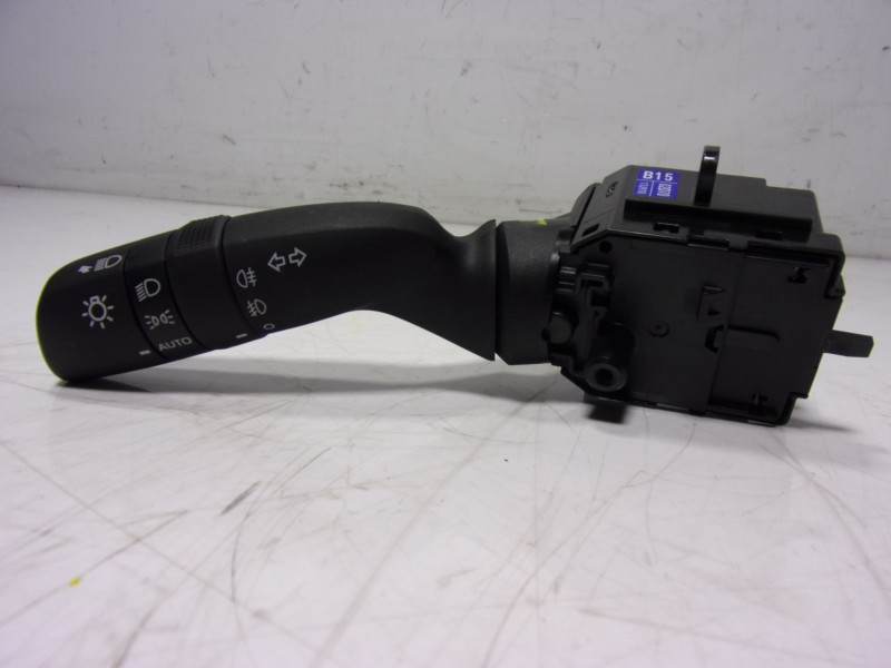 Recambio de mando luces para toyota yaris 1.5 vvti hev referencia OEM IAM  02D70 