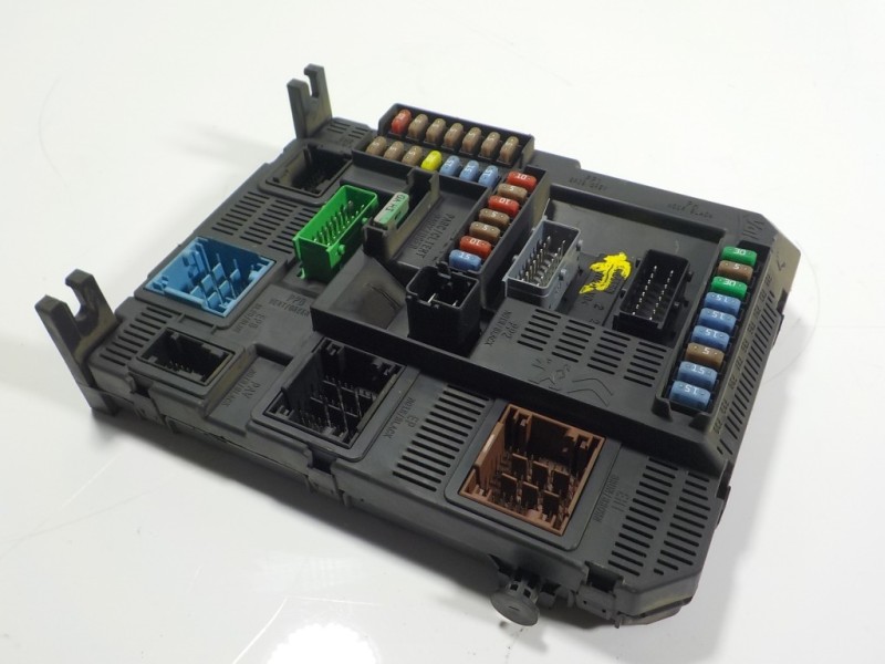 Recambio de caja reles / fusibles para peugeot 208 1.6 16v hdi fap referencia OEM IAM 1611427780 9807531680 