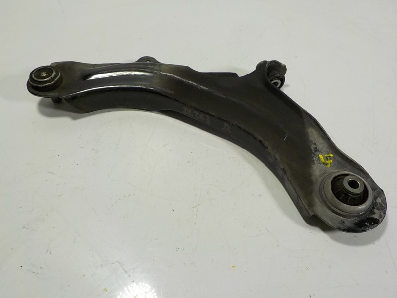 Recambio de brazo suspension inferior delantero derecho para renault captur 1.3 tce referencia OEM IAM 545047954R  