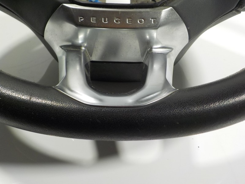 Recambio de volante para peugeot 208 1.6 16v hdi fap referencia OEM IAM 96739515ZD  