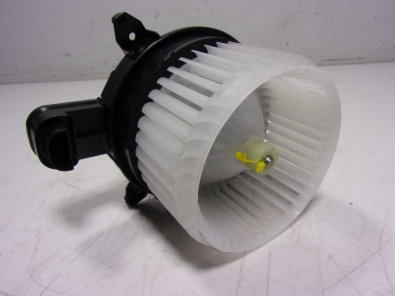 Recambio de motor calefaccion para toyota yaris 1.5 vvti hev referencia OEM IAM  1163606064 