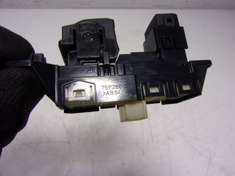 Recambio de palanca freno de mano para toyota yaris 1.5 vvti hev referencia OEM IAM  75P286 