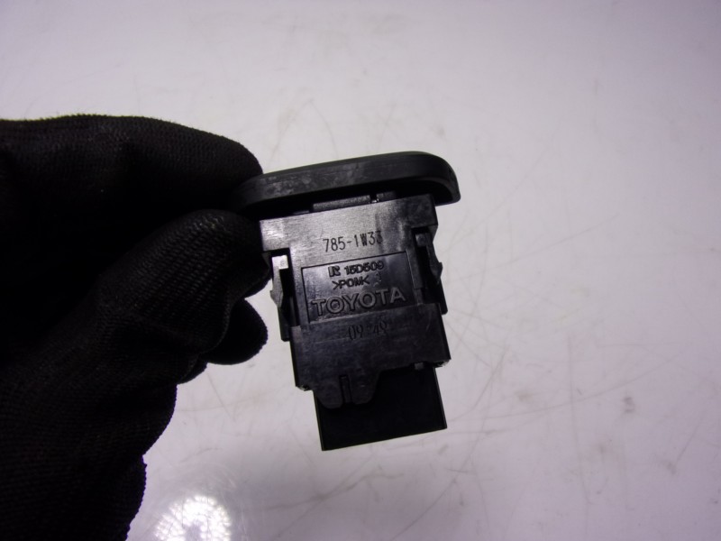 Recambio de warning para toyota yaris 1.5 vvti hev referencia OEM IAM  15D509 