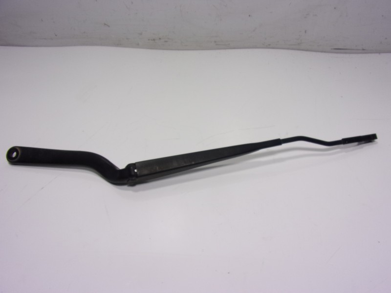 Recambio de brazo limpia delantero izquierdo para renault twingo iii 1.0 sce referencia OEM IAM   