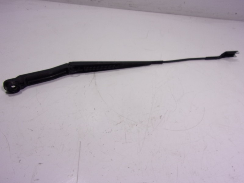 Recambio de brazo limpia delantero derecho para land rover new discovery l462 3.0 d referencia OEM IAM LR083268  