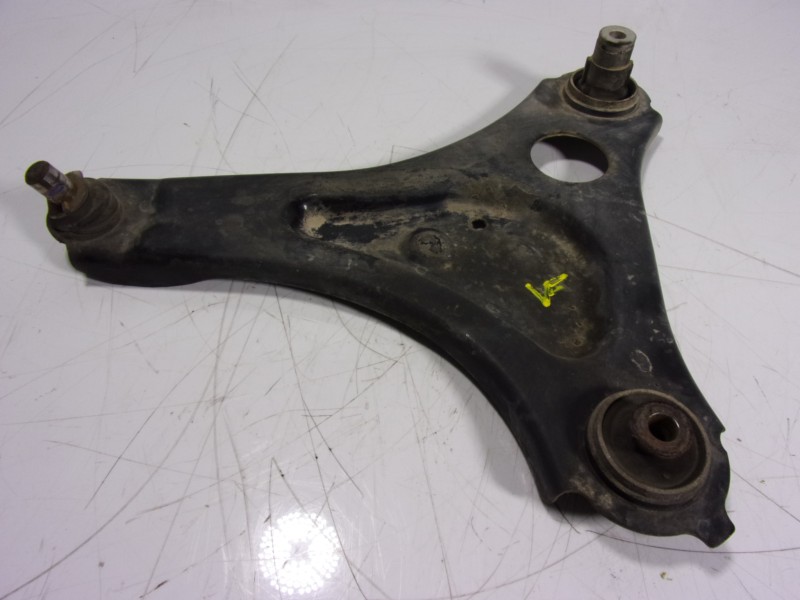 Recambio de brazo suspension inferior delantero izquierdo para renault twingo iii 1.0 sce referencia OEM IAM   