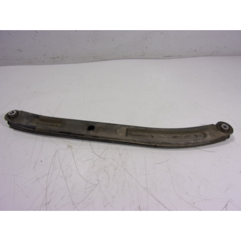 Recambio de brazo suspension superior trasero derecho para renault twingo iii 1.0 sce referencia OEM IAM   