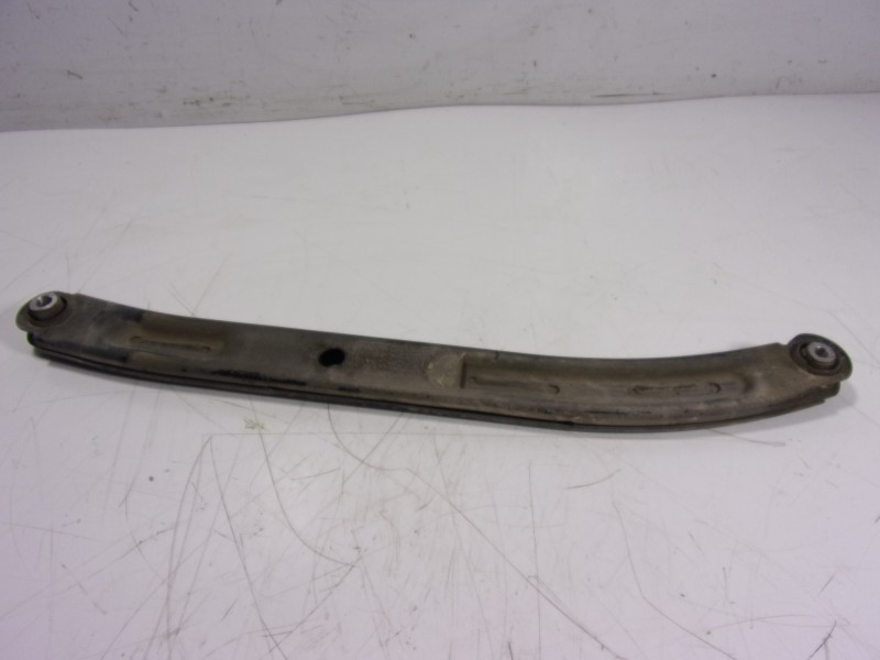 Recambio de brazo suspension superior trasero derecho para renault twingo iii 1.0 sce referencia OEM IAM   