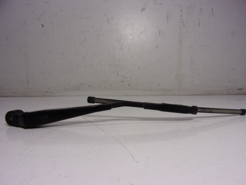 Recambio de brazo limpia trasero para land rover new discovery l462 3.0 d referencia OEM IAM LR083129  