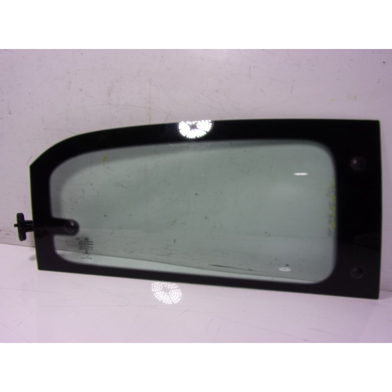 Recambio de cristal puerta trasero derecho para renault twingo iii 1.0 sce referencia OEM IAM   