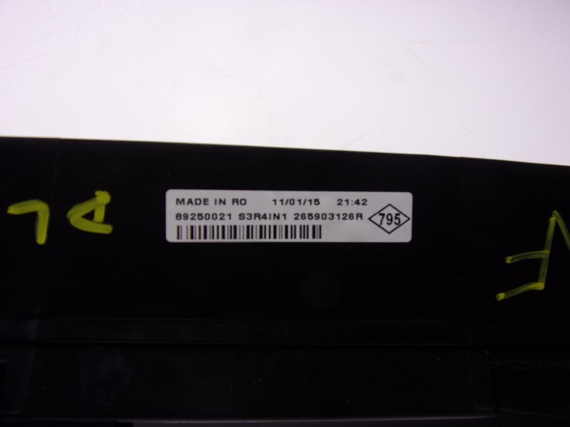 Recambio de piloto trasero central para renault twingo iii 1.0 sce referencia OEM IAM  265903126R 