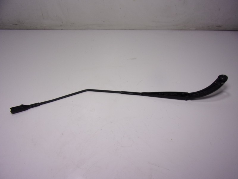 Recambio de brazo limpia delantero derecho para renault captur 0.9 tce referencia OEM IAM 288864303R  