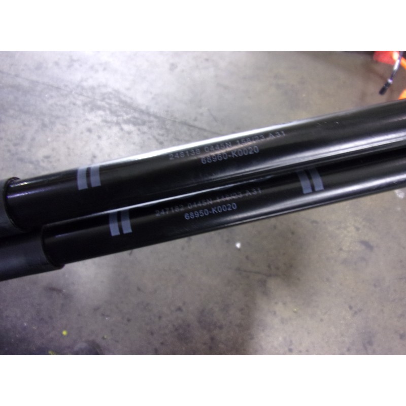 Recambio de amortiguadores maletero / porton para toyota yaris 1.5 vvti hev referencia OEM IAM  68960K0020 