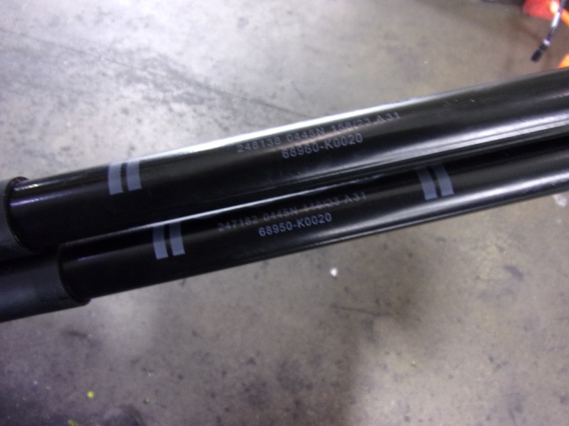 Recambio de amortiguadores maletero / porton para toyota yaris 1.5 vvti hev referencia OEM IAM  68960K0020 