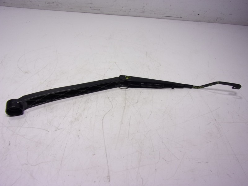 Recambio de brazo limpia delantero derecho para toyota hilux (3b/3c/3d) gr sport referencia OEM IAM 852110K230  