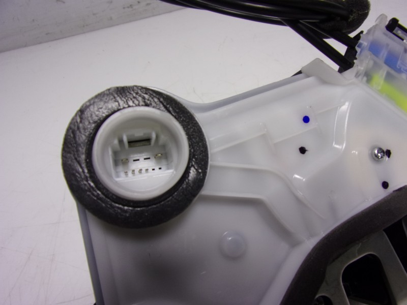 Recambio de cerradura puerta delantera izquierda para toyota hilux (3b/3c/3d) gr sport referencia OEM IAM 6904002450  