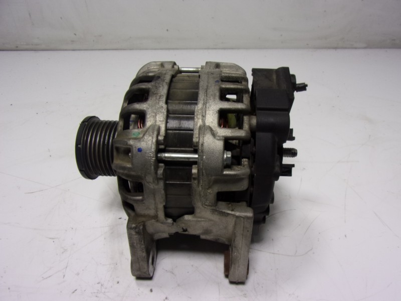 Recambio de alternador para renault captur 0.9 tce referencia OEM IAM 231002243R 231008559R 
