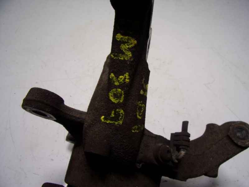 Recambio de mangueta delantera izquierda para dacia duster ambiance 4x2 referencia OEM IAM 8200881824  402020009R