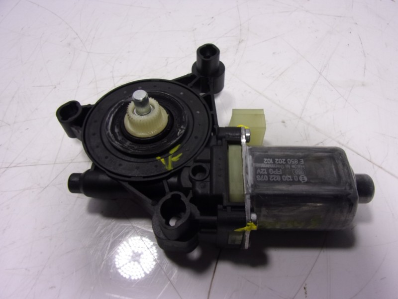 Recambio de motor elevalunas delantero derecho para seat leon (kl1) 2.0 tdi referencia OEM IAM  5Q0959802C 