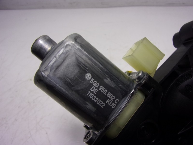 Recambio de motor elevalunas delantero derecho para seat leon (kl1) 2.0 tdi referencia OEM IAM  5Q0959802C 