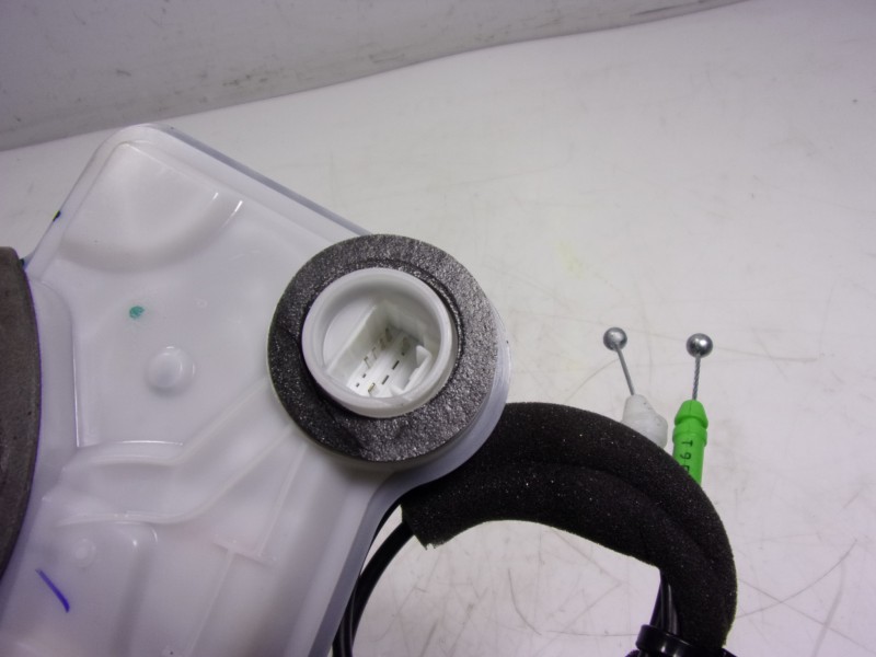 Recambio de cerradura puerta delantera izquierda para toyota corolla hybrid referencia OEM IAM 6904002491  