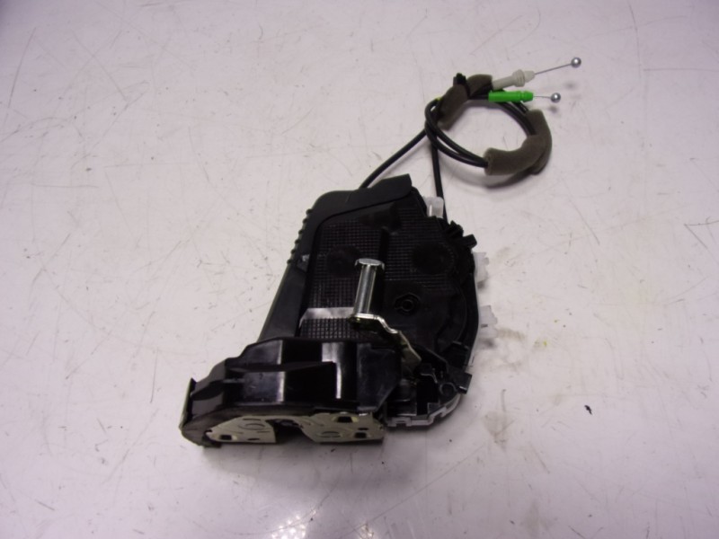 Recambio de cerradura puerta trasera derecha para toyota yaris 1.5 vvti hev referencia OEM IAM  M7314450M6 