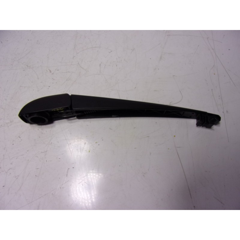 Recambio de brazo limpia trasero para toyota yaris 1.5 vvti hev referencia OEM IAM   