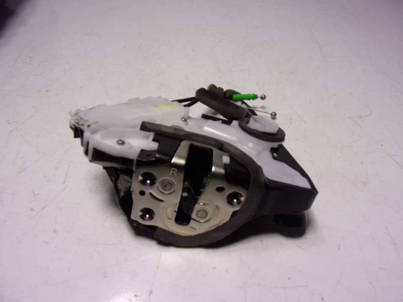 Recambio de cerradura puerta delantera derecha para toyota yaris 1.5 vvti hev referencia OEM IAM  M7311530M6 