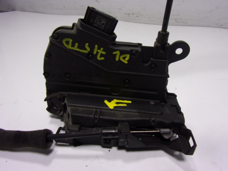 Recambio de cerradura puerta trasera derecha para renault twingo iii 1.0 sce referencia OEM IAM  825022177R 