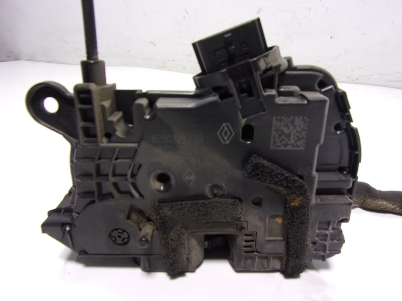 Recambio de cerradura puerta trasera derecha para renault twingo iii 1.0 sce referencia OEM IAM  825022177R 