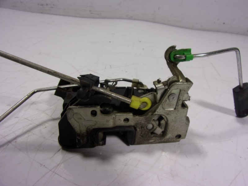 Recambio de cerradura puerta delantera derecha para iveco 35s13 furgon caja cerrada referencia OEM IAM   