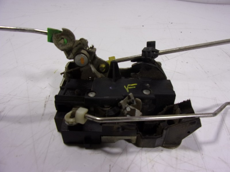 Recambio de cerradura puerta delantera derecha para iveco 35s13 furgon caja cerrada referencia OEM IAM   