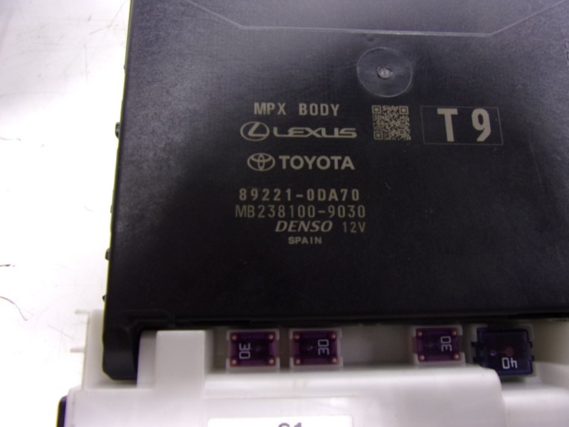 Recambio de caja reles / fusibles para toyota yaris 1.5 vvti hev referencia OEM IAM 82730K0100 892210DA70 