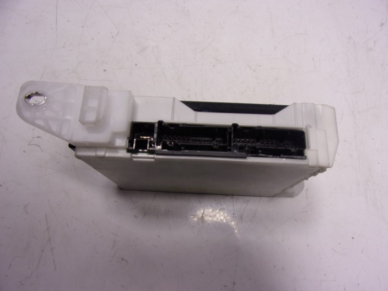Recambio de caja reles / fusibles para toyota yaris 1.5 vvti hev referencia OEM IAM 82730K0100 892210DA70 