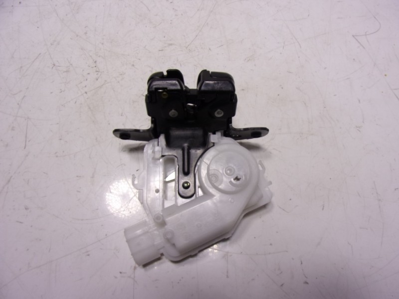 Recambio de cerradura maletero / porton para toyota yaris 1.5 vvti hev referencia OEM IAM 6935002090  